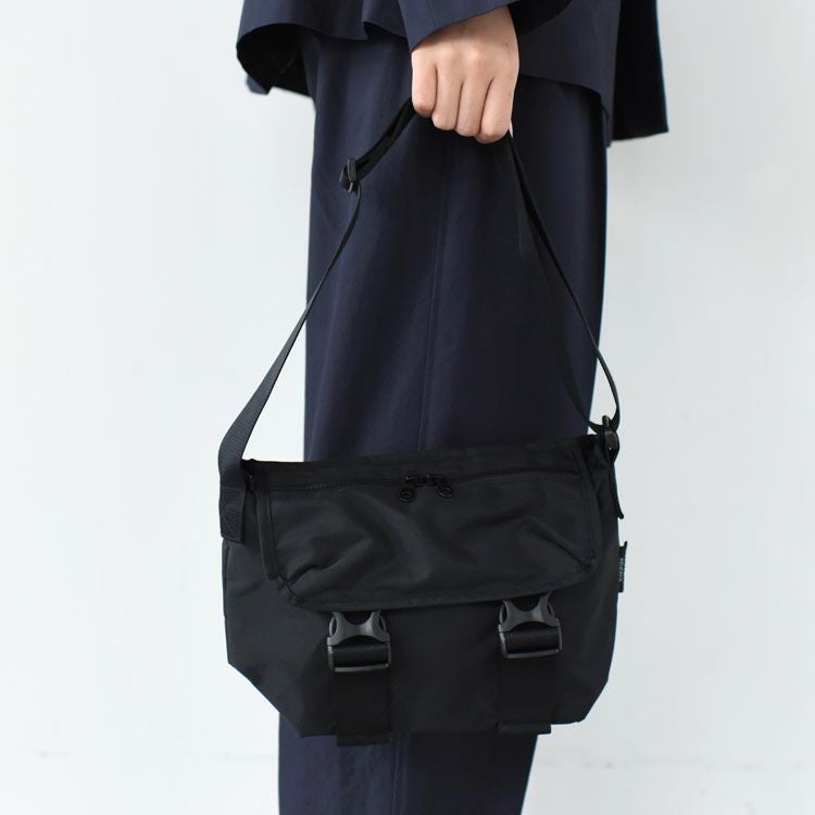 RECYCLED CORDURA POLYESTER MESSENGER BAG(S) リサイクルコーデュラポリエステル メッセンジャーバッグS