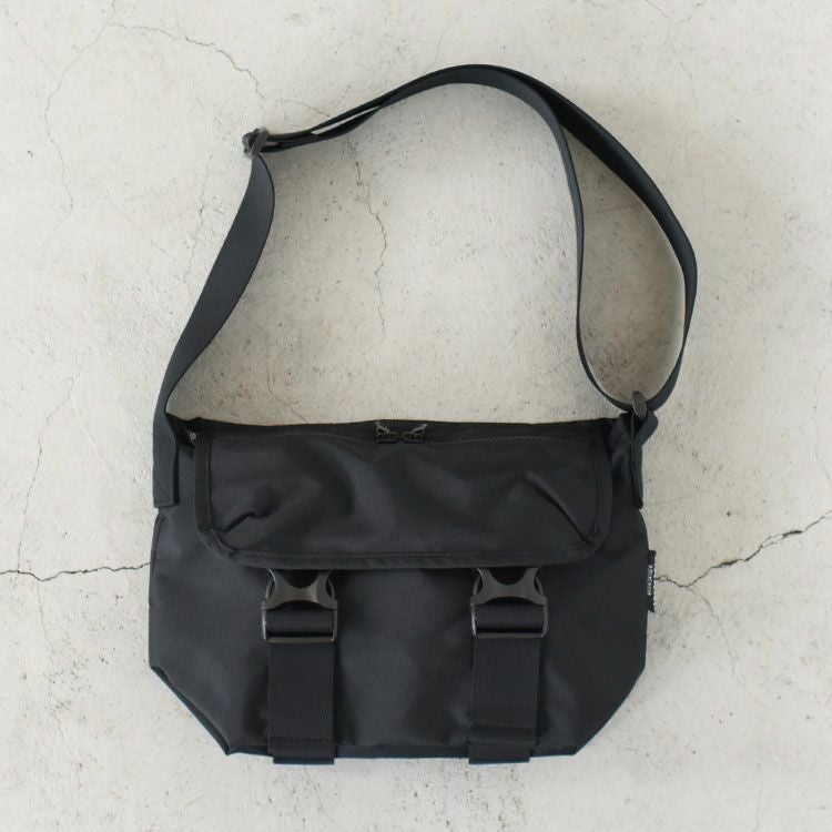 RECYCLED CORDURA POLYESTER MESSENGER BAG(S) リサイクルコーデュラポリエステル メッセンジャーバッグS