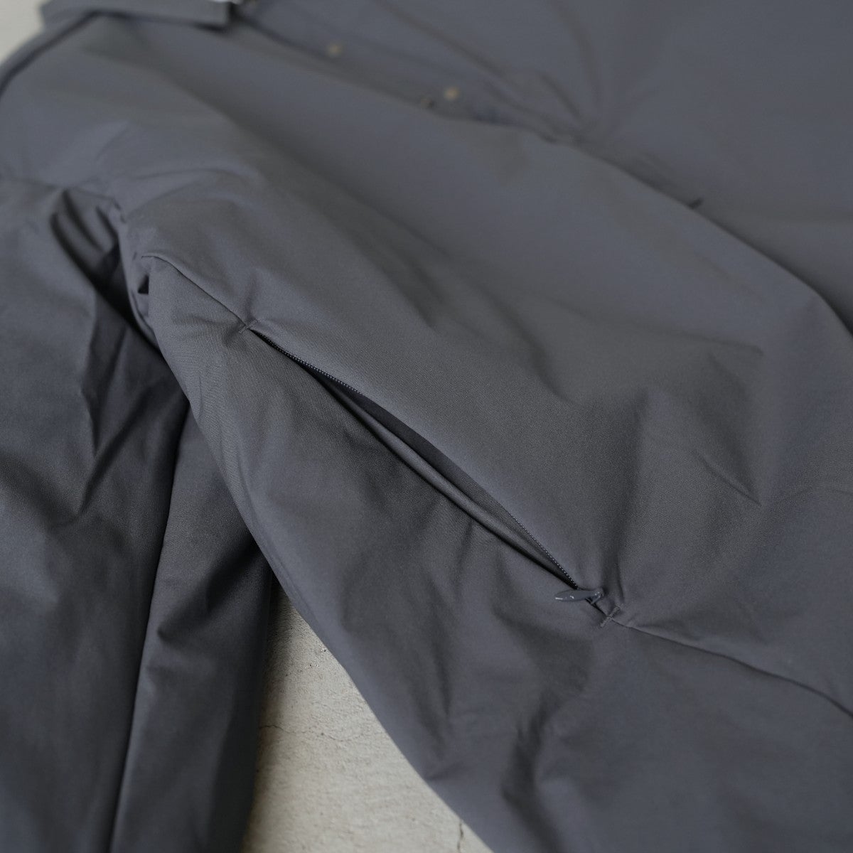 MATT TAFFETA THIN PADDED PO マット タフタ ライト パデッド プルオーバー